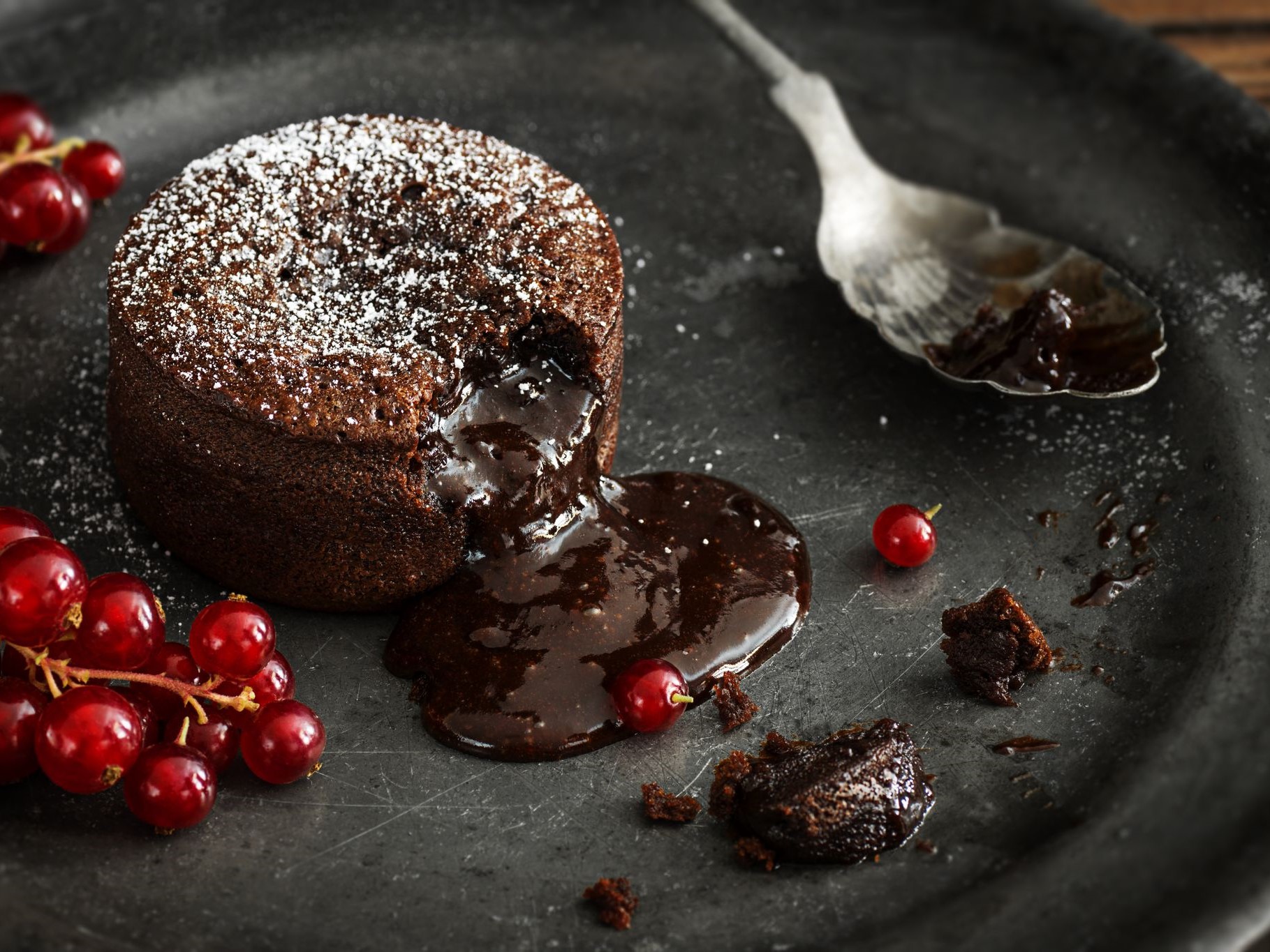 KITKAT MOLTEN CHOCOLATE LAVA CAKE